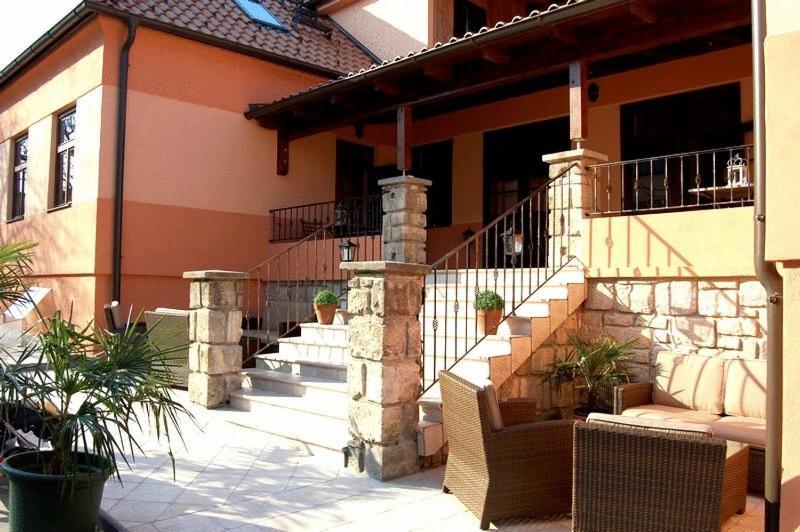 Gut Zentgraf Hotel Morbisch am See Bagian luar foto